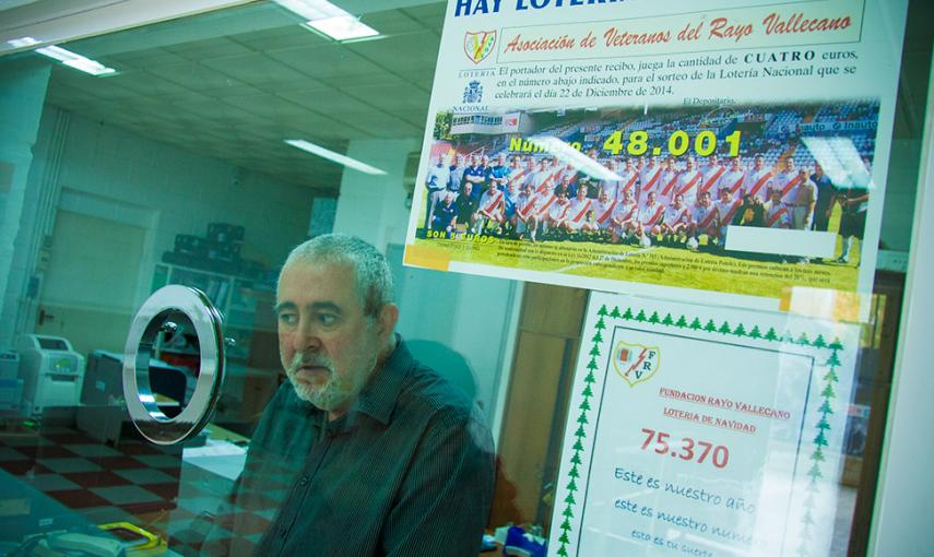 Enrique, taquillero del club, atiende en las oficinas. // CHRISTIAN GONZÁLEZ