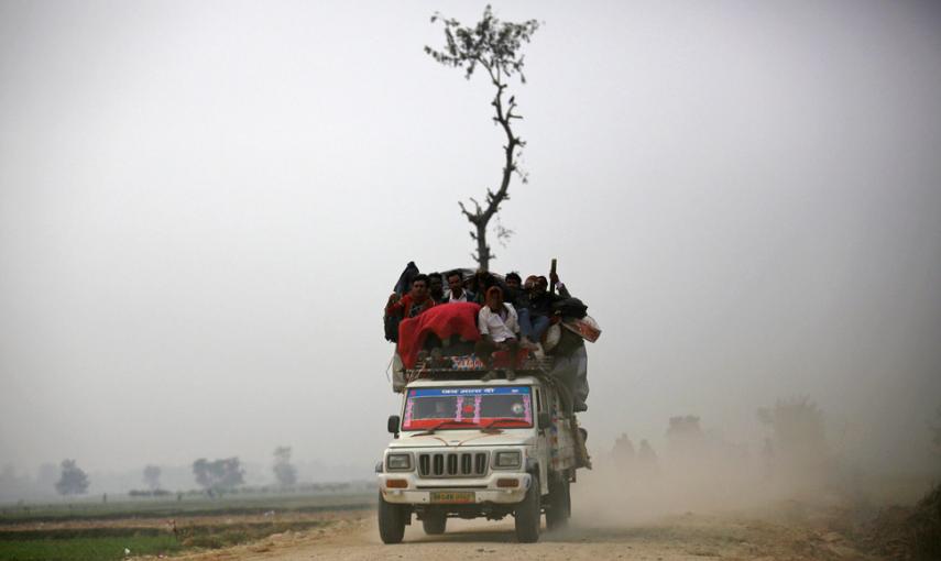 Un vehículo sobrecargado transporta personas que regresan de la fiesta "Gadhimai Mela", celebrado en Bariyapur (Nepal). // NAVESH CHITRAKAR (REUTERS)