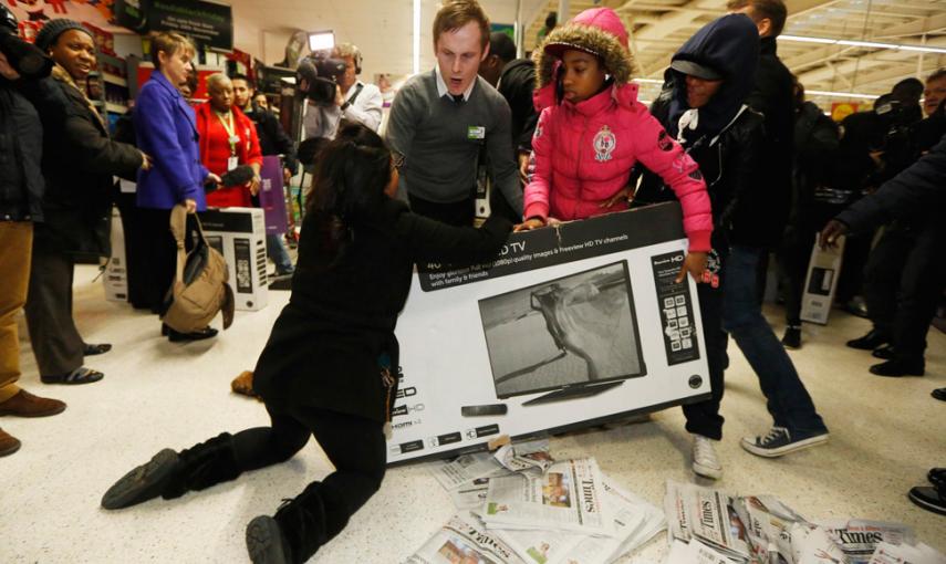 Dos compradoras luchan por un televisor rebajado durante el 'Black Friday', en un supermercado en Londres. // LUCAS MACGREGOR (REUTERS)