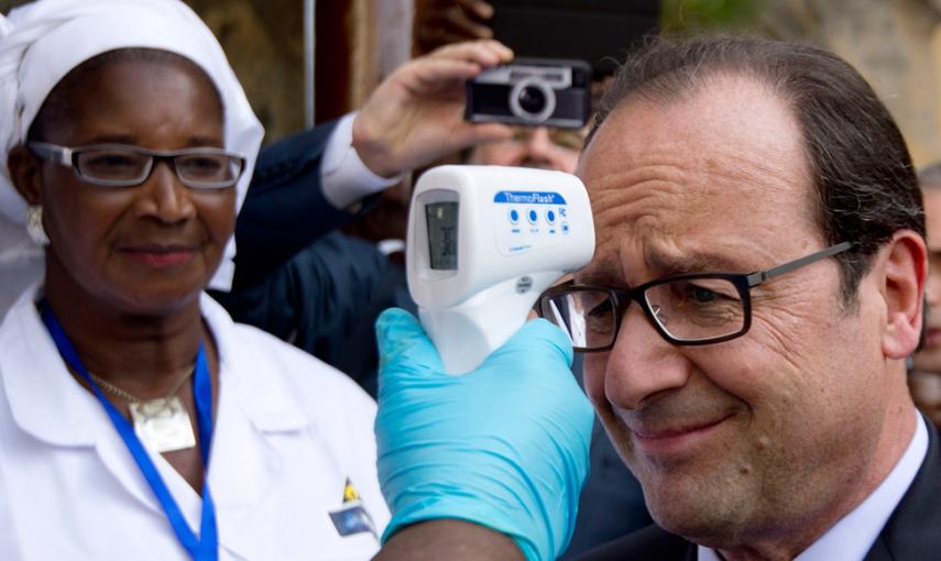 El presidente Francés, François Hollande, se somete a una medición de temperatura a su llegada al hospital Donka, de Conakry, durante una visita a Guinea centrada en el ébola. // ALAIN JOCARD (REUTERS)