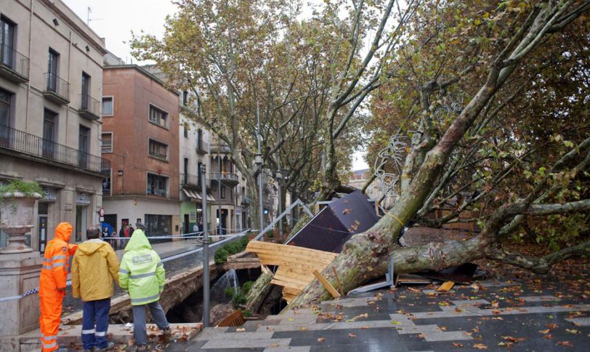 Las intensas lluvias caídas la pasada madrugada han desbordado la riera de Figueres (Girona), por lo que se han inundado las zonas próximas al cauce fluvial, y han provocado un socavón de cerca de diez metros bajo uno de los tramos de la Rambla de e