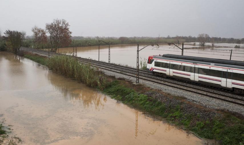 La vía del tren a la salida de Figueres (Girona) en dirección a la frontera francesa rodeada de campos inundados. // EFE