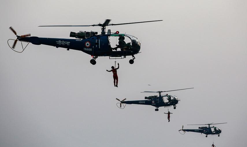 Comandos de la Armada India, demuestran sus habilidades durante las celebraciones del Día de la Marina, en Bombay. // DANISH SIDDIQUI (REUTERS)