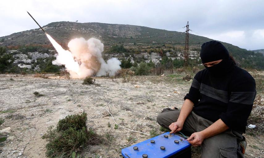 Un combatiente rebelde dispara un proyectil de larga distancia hacia las fuerzas leales a Al-Assad, en la ciudad de Jableh, en Siria. // ALAA KHWELED (REUTERS)