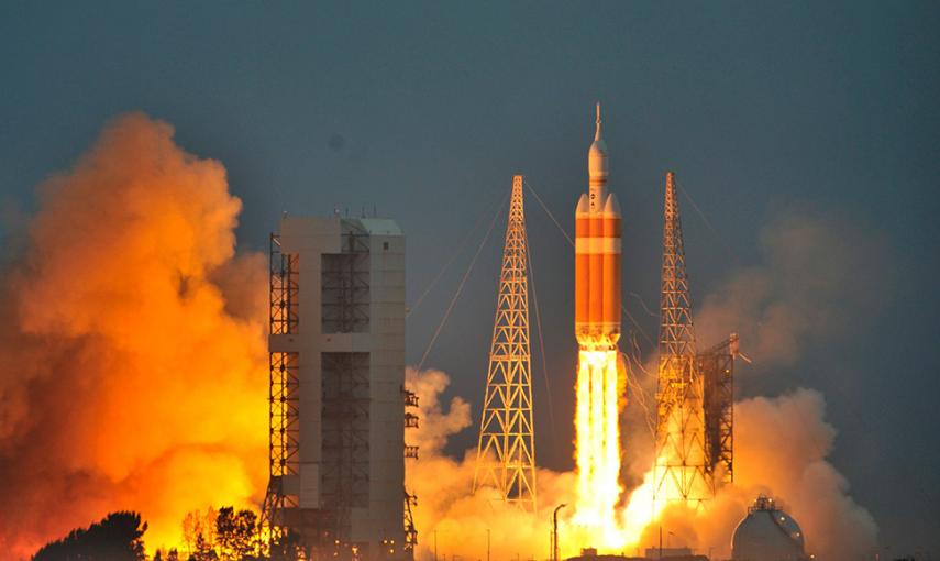 El cohete pesado Delta IV con la nave espacial Orion a bordo, despega de la estación de Cabo Cañaveral en Florida (EEUU). // STEVE NESIUS (REUTERS)