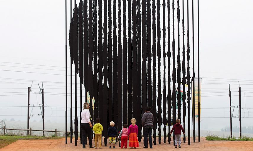 Miembros de la comunidad visitan un memorial en el aniversario de la muerte del expresidente sudafricano Nelson Mandela. // ROGAN WARD (REUTERS)