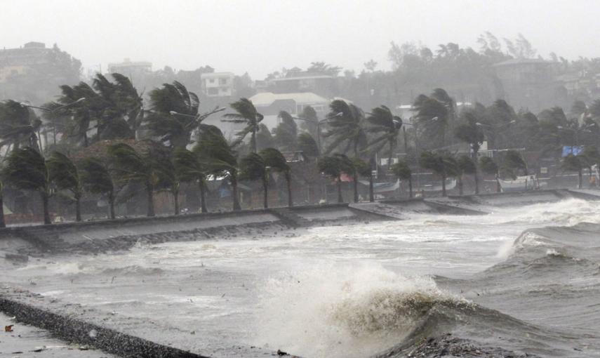 Una images de los fuertes vientos y de las olas provocadas por el tifón Hagupit, en la costa de la ciudad filipina de Legazpi. // REUTERS/Stringer