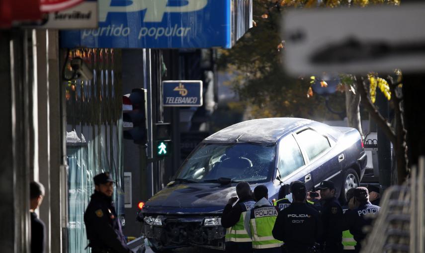 Los policías retiran el vehículo del vestíbulo de la sede nacional del PP en Madrid. REUTERS/Juan Medina