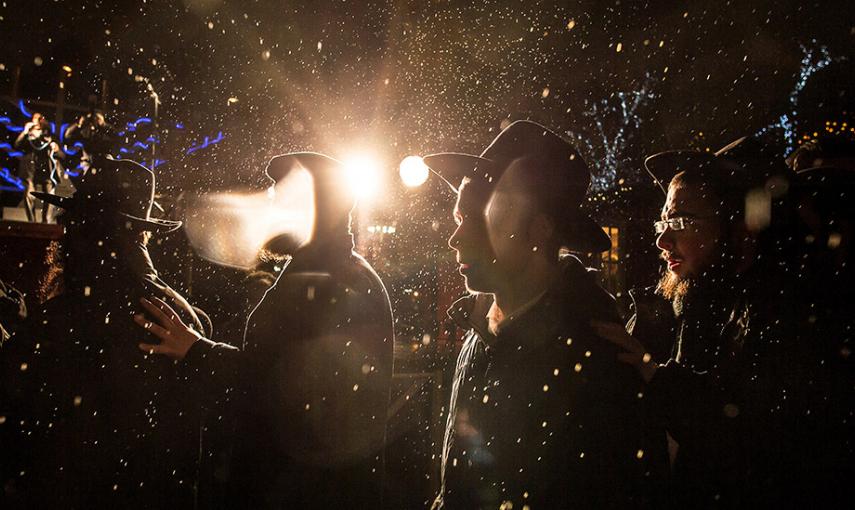 Judíos reunidos durante la celebración del ‪Janucá‬, o festival de las Luces o Lucernarias, en el centro de Moscú. /DMITRY SEREBRYAKÓV (AFP)