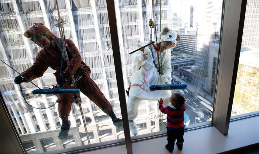 Limpiadores de ventanas disfrazados trabajan en un hotel del distrito financiero de Tokio. El 2014 es el año del caballo en el calendario del zodiaco chino y el 2015 es el de las ovejas. /ISSEI KATO (REUTERS)