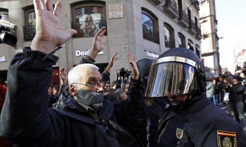 Un hombre con la boca tapada se manifiesta en Madrid contra de la Ley de Seguridad Ciudadana