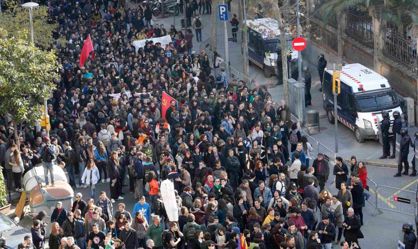 Los manifestantes se paran frente a los policías que estaban de guardia en un edificio del gobierno durante una protesta contra la nueva ley de seguridad anti-protesta del gobierno español en Barcelona. -REUTERS / Gustau Nacarino