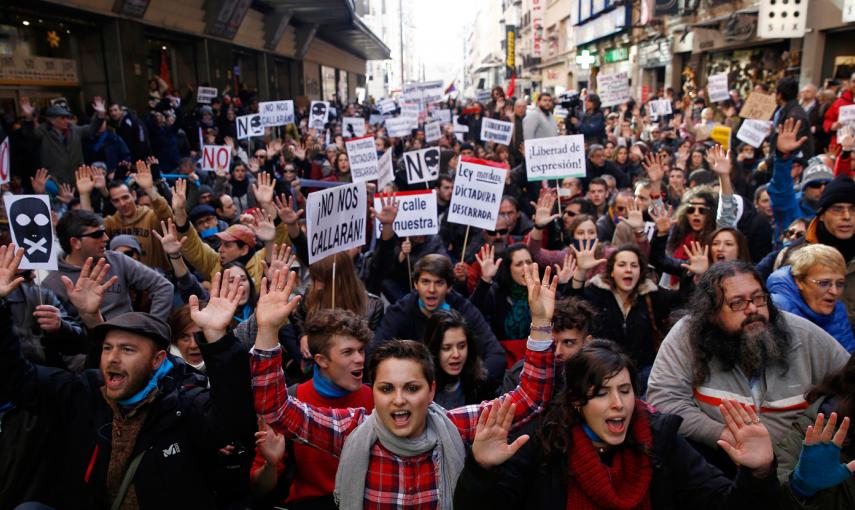 Los manifestantes gritan consignas durante una protesta contra la nueva ley de seguridad anti-protesta del gobierno español en Madrid. -REUTERS