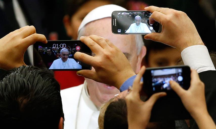 El Papa Francisco es fotografiado durante una audiencia especial para empleados del Vaticano y sus familias. /ALESSANDRO BIANCHI (REUTERS)