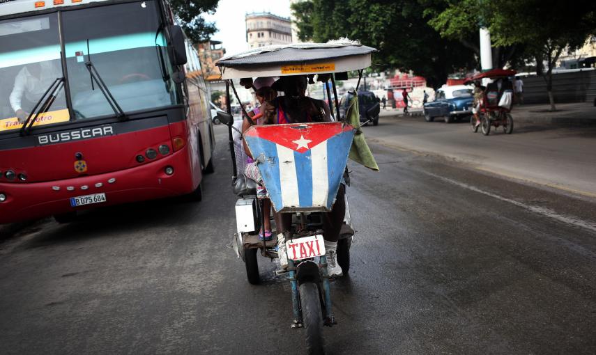 Un bicitaxista circula por una calle de La Habana (Cuba). EFE/Alejandro Ernesto