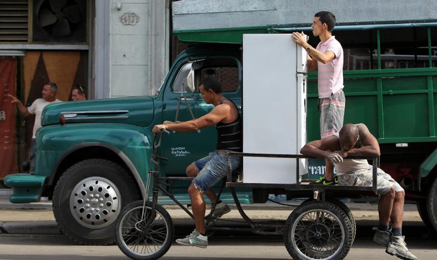 Tres hombres trasladan un refrigerador en La Habana (Cuba) EFE/Alejandro Ernesto