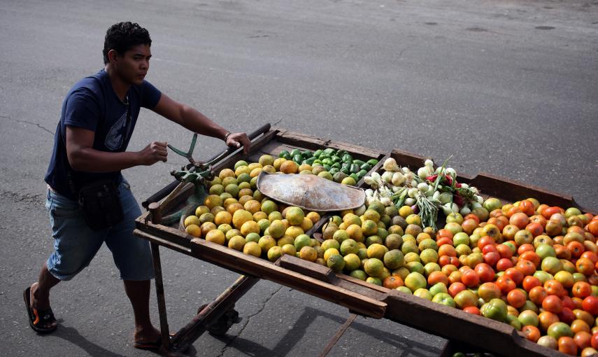 Un carretillero vende frutas y vegetales en una calle de La Habana (Cuba). EFE/Alejandro Ernesto