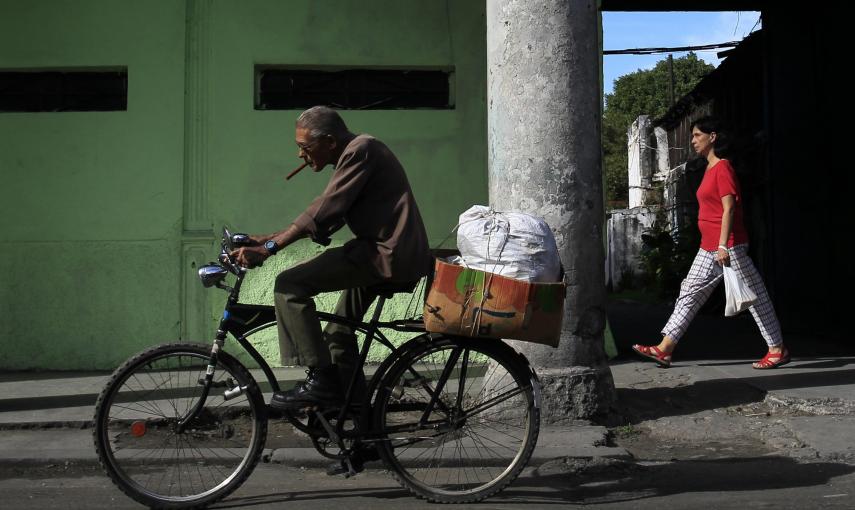 Un hombre con su bicicleta en La Habana (Cuba). REUTERS/Stringer
