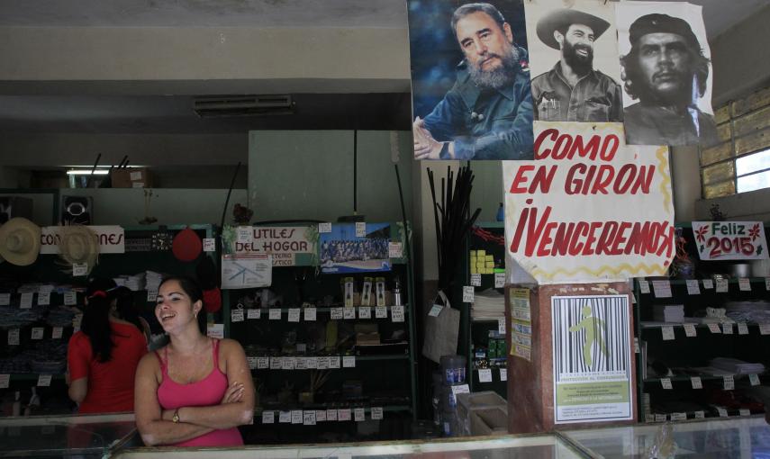 Una mujer, tras el mostrador de su comercio en La Habana (Cuba). REUTERS/Stringer