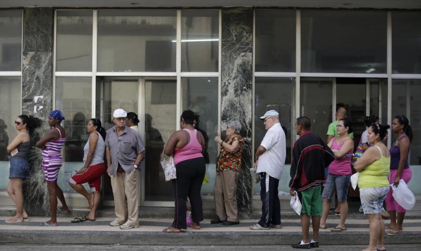 Un grupo de personas hace cola en una farmacia en La Habana (Cuba) . REUTERS/Enrique De La Osa