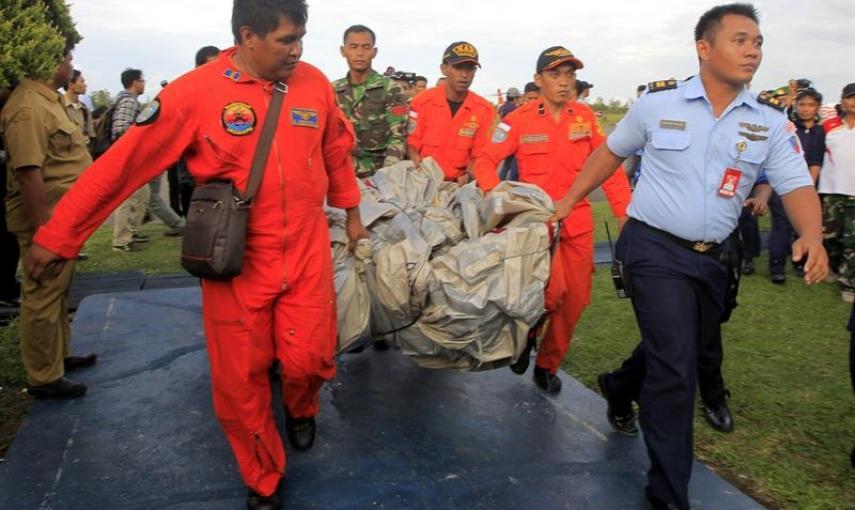 Familiares lloran al ser informados de que han encontrado cadáveres del avión desaparecido de AirAsia en Alta Mar tras días de espera en el aeropuerto de Juanda, en Surabaya. REUTERS