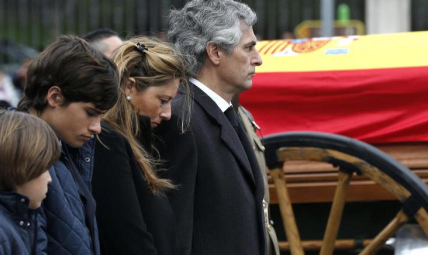 Adolfo Suárez Illana y su familia, el día del entierro de su padre.