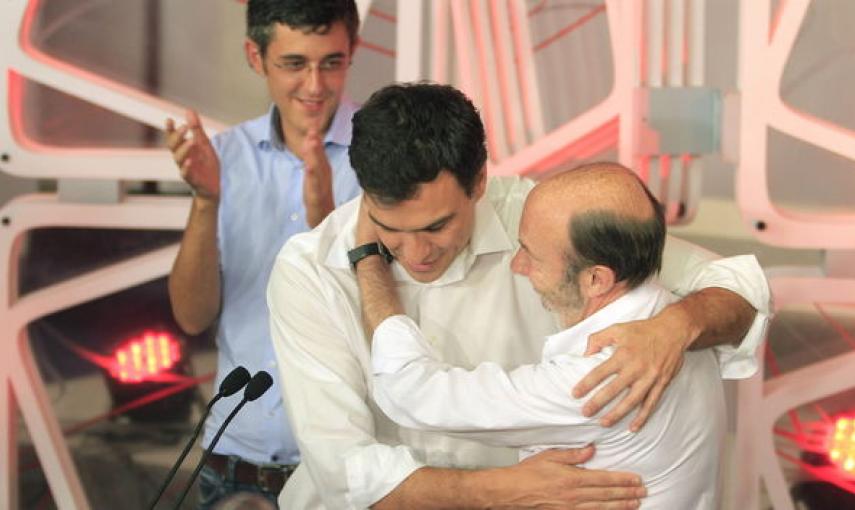 Pedro Sánchez se abraza con Rubalcaba tras ser elegido secretario general del PSOE. EFE
