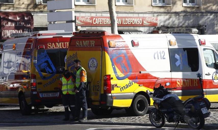 Varias ambulancias del Samur han acudido a la estación como medida de prevención. No se ha registrado ningún herido, aunque los médicos han atendido finalmente a cuatro personas por crisis de ansiedad. EP