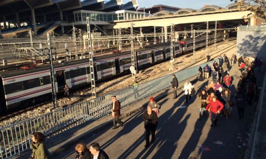 Los pasajeros que iban en el mismo vagón del hombre detenido, que no estaba fichado como radical islamista, pararon el tren a 500 metros de la estación de Atocha haciendo uso de una de las palancas de emergencia y abandonaron el vagón. EP