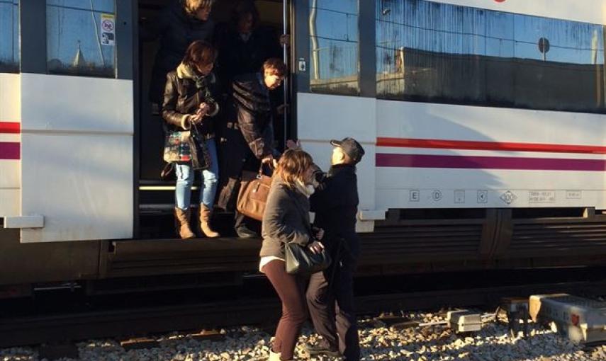 Viajeros abandonando su vagón, detenido unos cientos de metros antes del intercambiador de Atocha. El tráfico ferroviario estuvo detenido hasta pasadas las 11.30 horas. EP