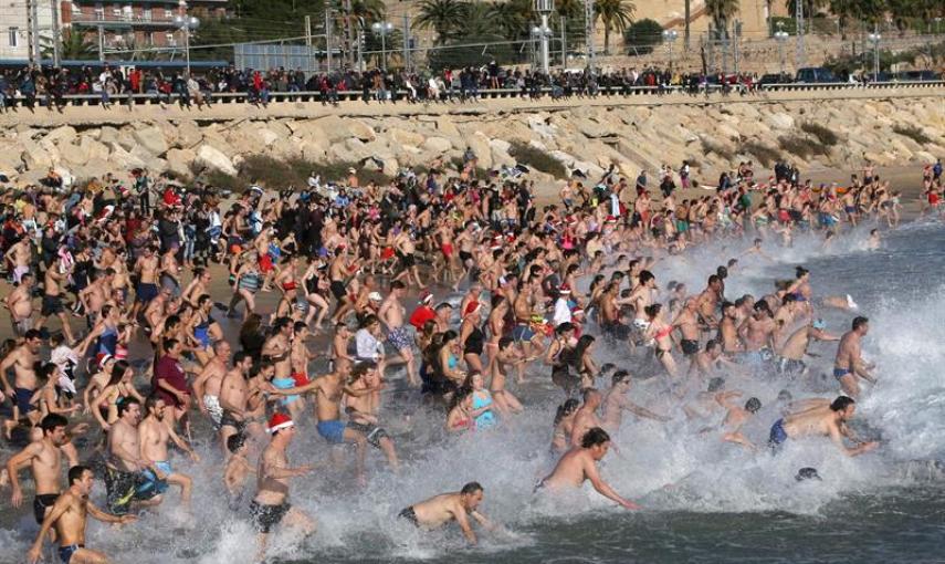 Varios centenares de personas se lanzan al agua para despedir el año en el tradicional año de la San Silvestre de Tarragona, que este año ha llegado a su 30ª edición.  EFE