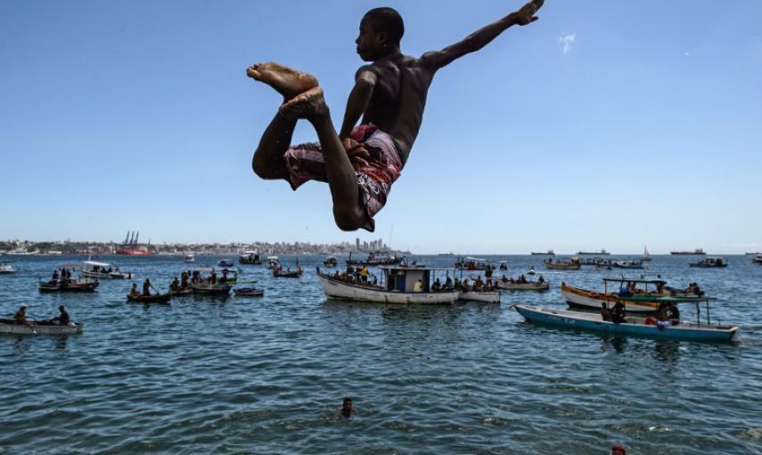 Un joven salta al mar en Salvador de Bahía, Brasil, el día de año nuevo. AFP
