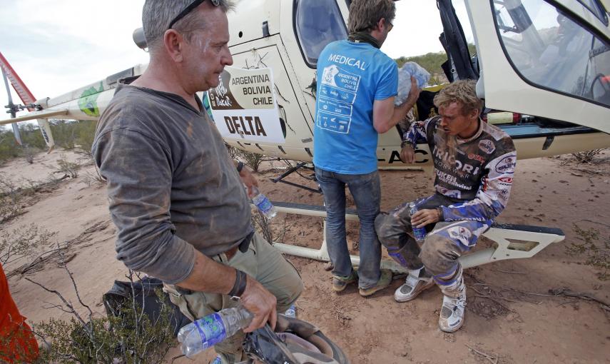 Un piloto recibe asistencia médica durante la segunda etapa del Dakar. REUTERS/Jean-Paul Pelissier