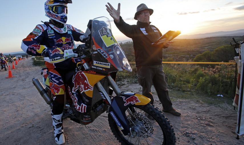 Marc Coma se prepara para tomar la salida de la segunda etapa. REUTERS/Jean-Paul Pelissier