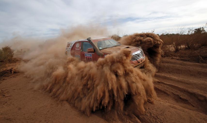 El argentino Alejandro Yacopini derrapa sobre uno de los caminos que conduce a San Juan. REUTERS/Jean-Paul Pelissier