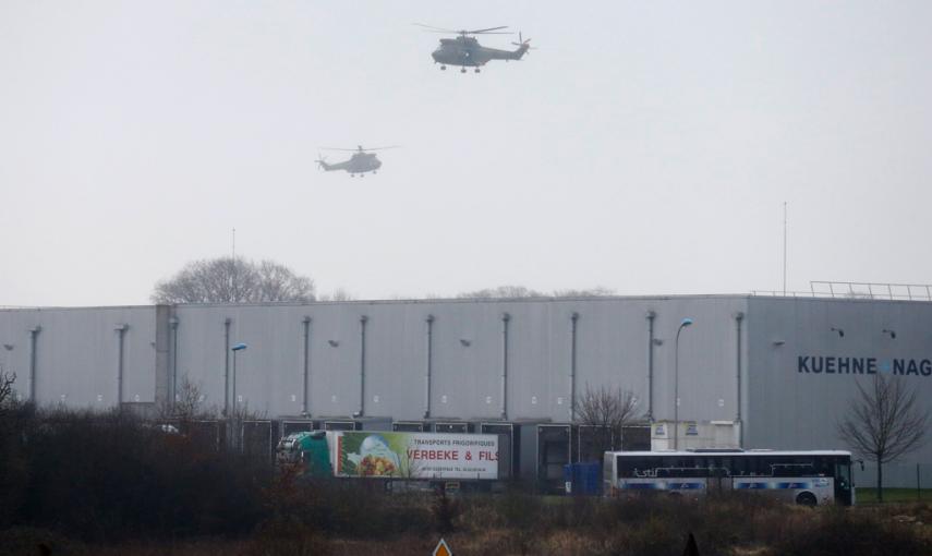 Dos helicópteros de las fuerzas de intervención francesas planean sobre el lugar donde los sospechosos de la masacre de Charlie Hebdo han tomado rehenes, al noreste de París. - REUTERS / Pascal Rossignol