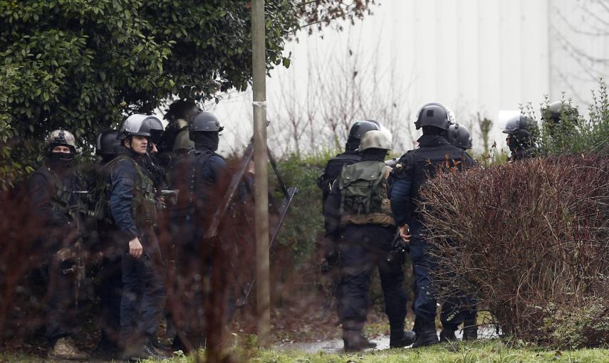 Agentes de policía se preparan para asaltar una zona industrial en donde los presuntos autores de la masacre de "Charlie Hebdo"se han refugiado. -EFE/ETIENNE LAURENT