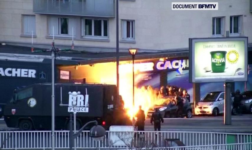 Captura del vídeo que muestra la explosión en la tienda judía de París al comienzo del asalto policial. REUTERS/BFMTV