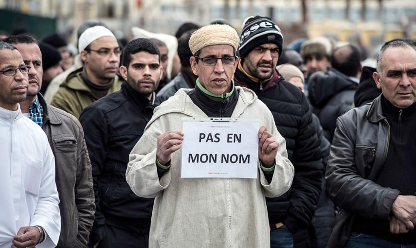 Un musulmán sostiene un cartel que dice "No en mi nombre", durante una manifestación cerca de una mezquita en Saint-Etienne (Francia). /JEAN PHILIPPE (AFP)