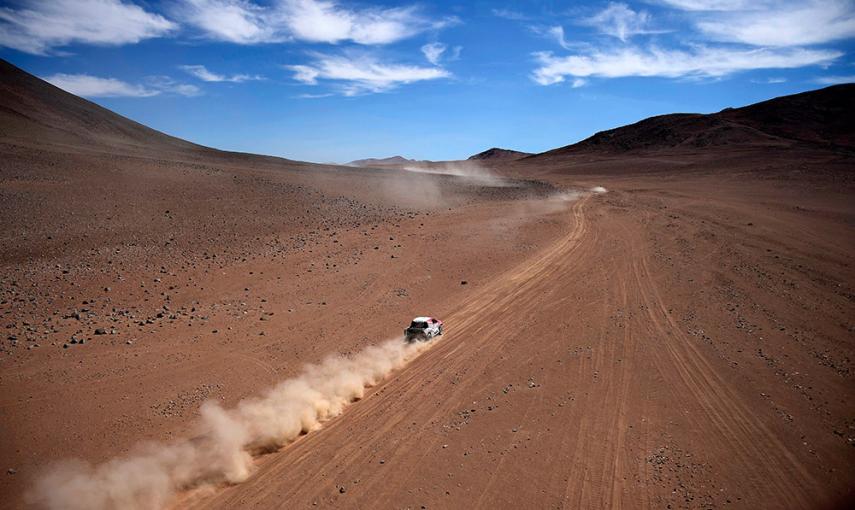 Un piloto, durante la cuarta etapa del Dakar 2015 entre Chilecito y Copiapo, en Chile. /FRANCK FIFE (AFP)