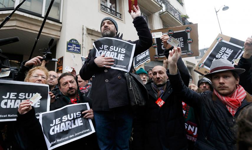Periodistas sostienen pancartas en solidaridad con los fallecidos en el atentado contra el semanario 'Charlie Ebdo' en París. /GONZALO FUENTES (REUTES)