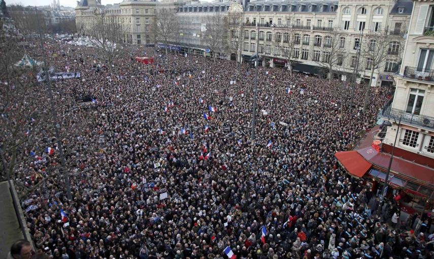 A general view shows hundreds of thousands of French citizens taking part in a solidarity march (Marche Republicaine) in the streets of Paris January 11, 2015. French citizens will be joined by dozens of foreign leaders, among them Arab and Muslim represe