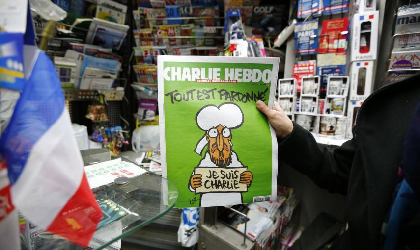 Un hombre muestra la portada de la revista 'Charlie Hebdo' que ha vuelto a los quioscos este miércoles, después del atentado contra su redacción que costó la vida a doce personas. REUTERS/Stephane Mahe