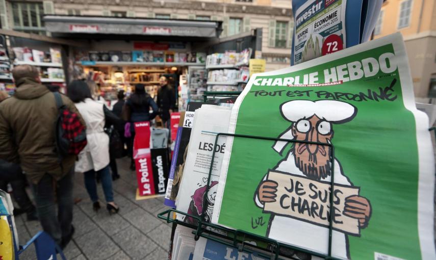 Una cola en un quiosco de Niza para comprar el último número de la revista satírica 'Charlie Hebdo', que vuelve publicarse tras el atentado contra su redacción que costó la vida de doce personas. REUTERS/Eric Gaillard