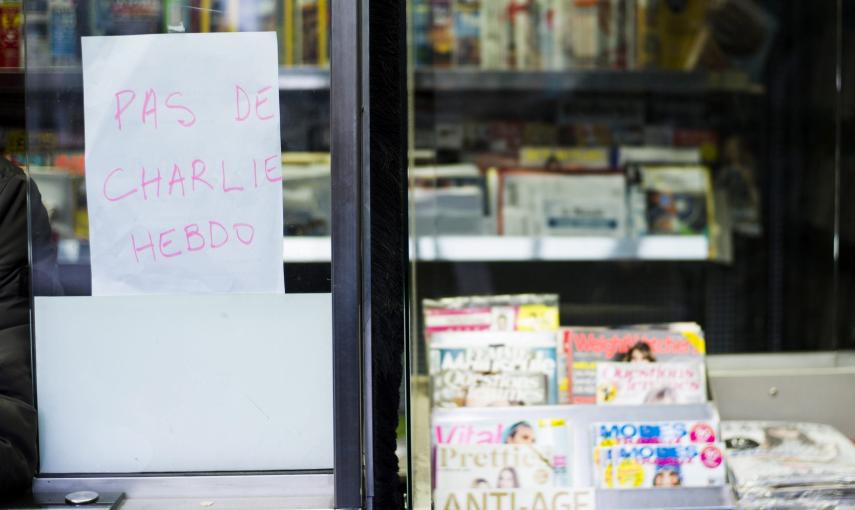 Una tienda muestra un cartel en el que se puede leer "No tenemos el Charlie Hebdo" . EFE/Yoan Valat