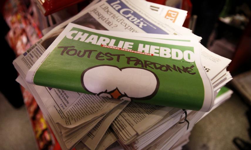 La nueva edición del semanario satírico Charlie Hebdo se ha puesto este miércoles a la venta en Francia y se agotaba desde primera hora de la mañana conforme llegaba a los quioscos. EFE/Yoan Valat