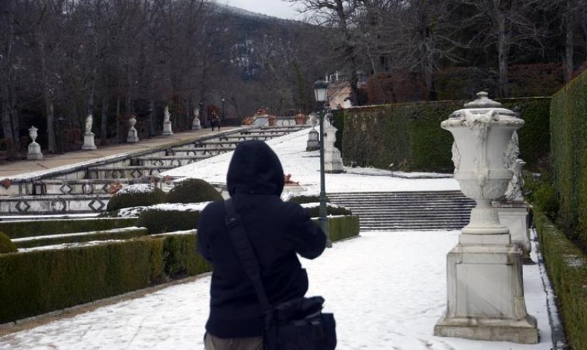 Una persona visita los jardines del Palacio Real de La Granja de San Ildefonso que se cuentran cubiertos por la nieve caída en las últimas horas. EFE/ Aurelio Martín