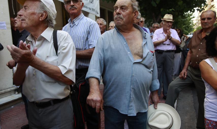 Concentración de pensionistas frente al Ministerio de Sanidad griego,  (4 de septiembre 2012). REUTERS / John Kolesidis