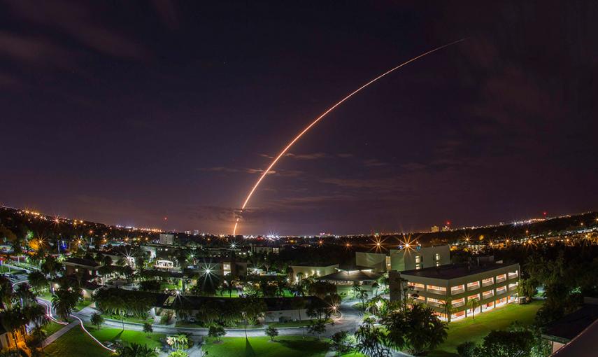 Un cohete Atlas V 552 despega dede la estación de Cabo Cañaveral en Florida (EEUU). /MICHAEL BROWN (REUTERS)