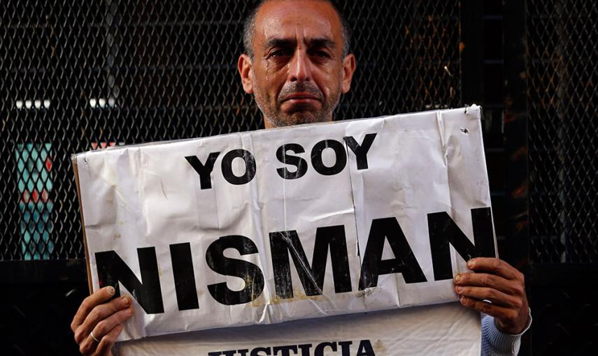 Marcelo Novillo, cuyo hijo Adrian fue víctima de un crimen violento, llora mientras sostiene un cartel que dice "Yo soy Nisman" ante la oficina de un fiscal que investiga la muerte del fiscal Alberto Nisman, en Buenos Aires. / MARCOS BRINDICCI (REUTERS)